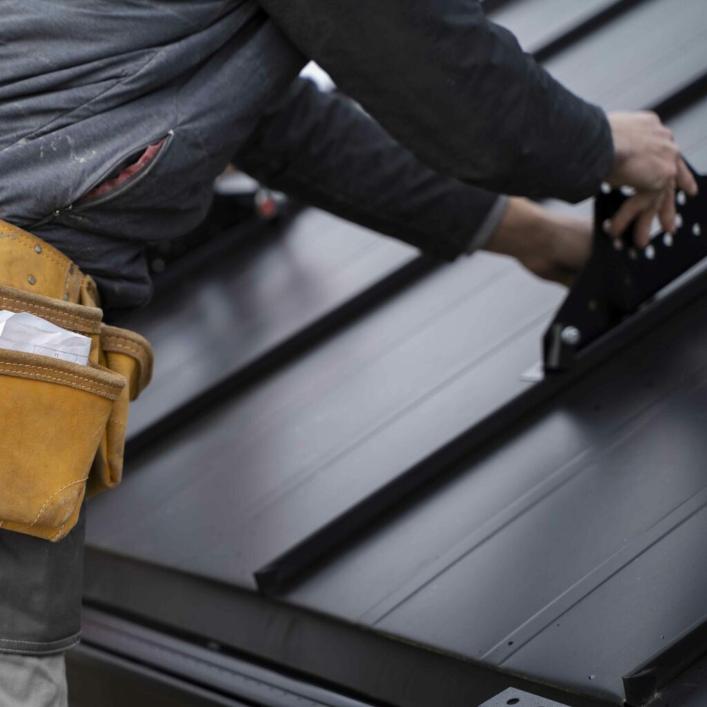artisan en train de travailler sur un toit